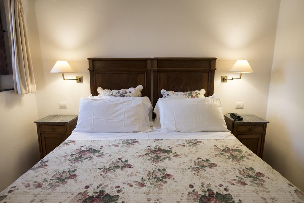 Hotel Lucrezia Riola Sardo Extérieur photo